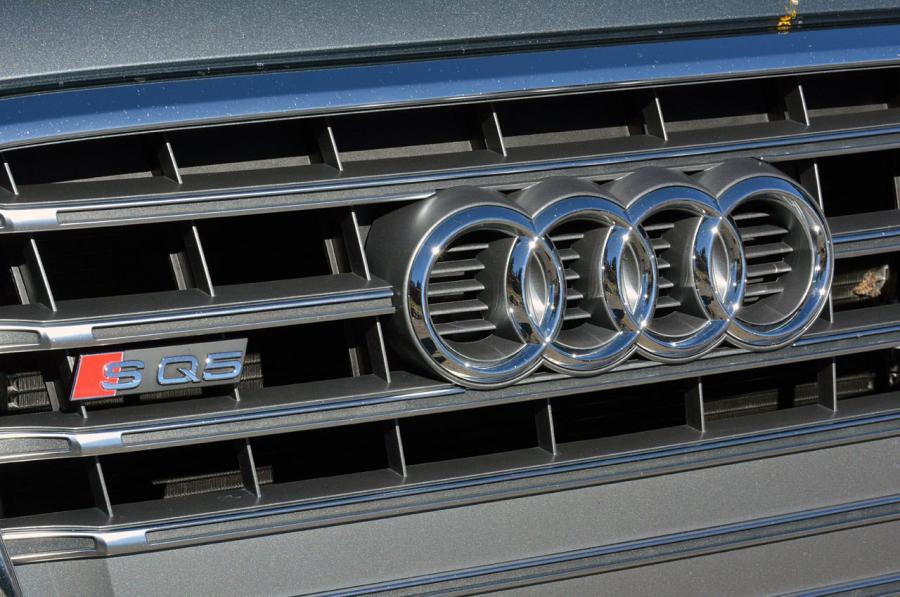 Логотип Audi SQ5 TFSI (8R) 2013 года  (NA) (фото 12 из 82)